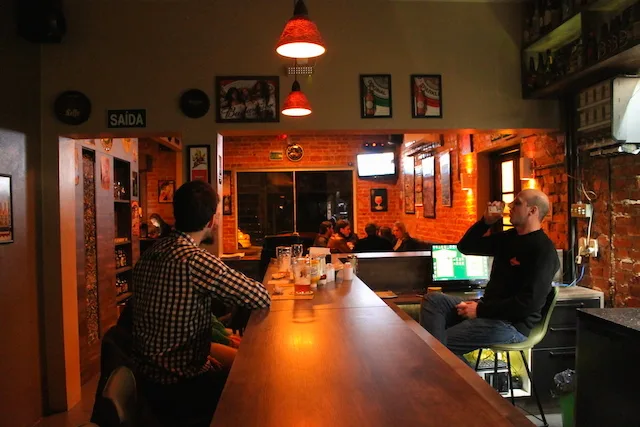 O balcão de um bar é sempre democrático