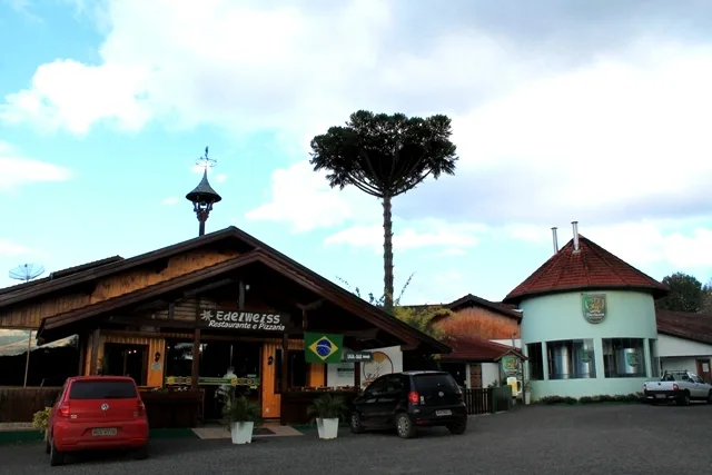 Restaurante Edelweiss de um lado e a Cervejaria Bierbaum do outro