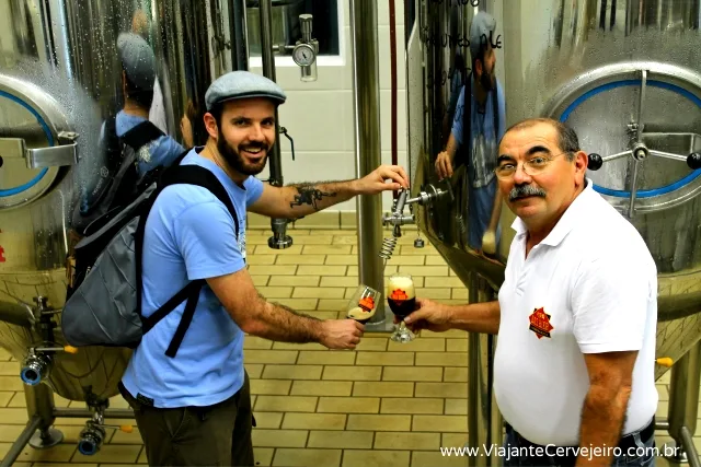 Provando direto da fonte com o Seu Antônio, mestre cervejeiro da Das Bier