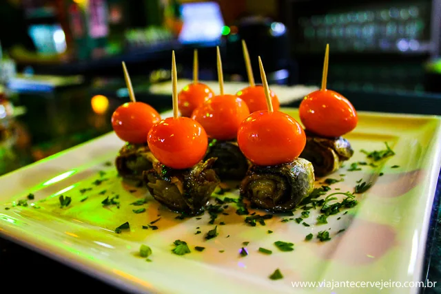 Rollmops de anchova com ovinhos de codorna defumado
