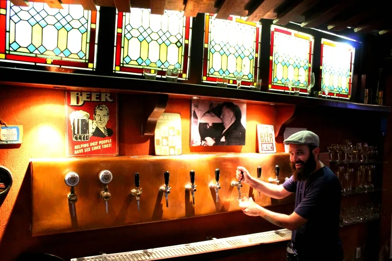 Tirando chope na Cervejaria da Corte em Petrópolis (RJ)