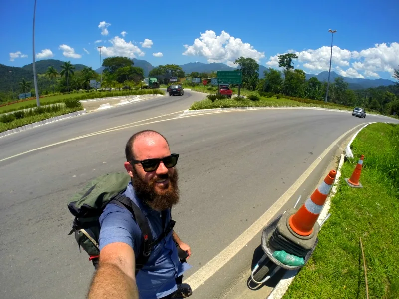 Buscando uma sombra para pedir carona de Paraty para Angra dos Reis